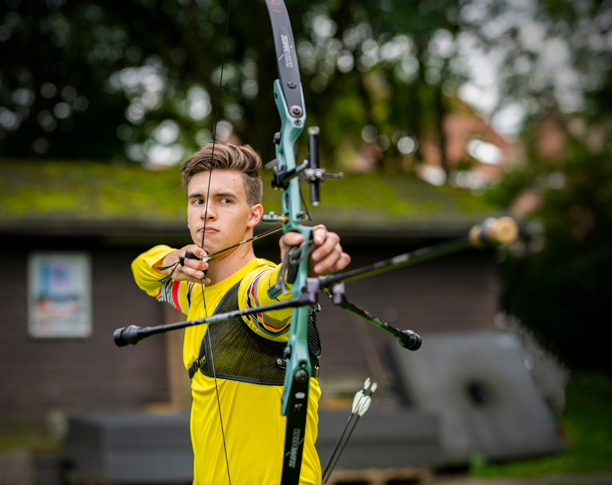 Jarno De Smedt at full draw in the Belgian team kit
